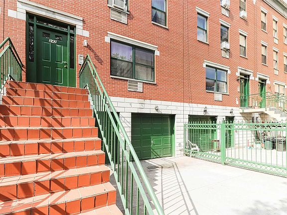 4th image of 242 E 112th St