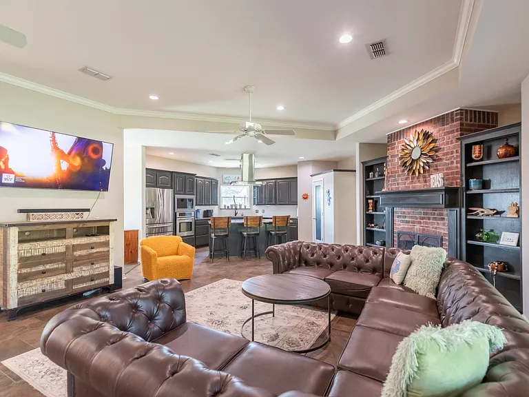 364 Alexandra Dr — Photo 37