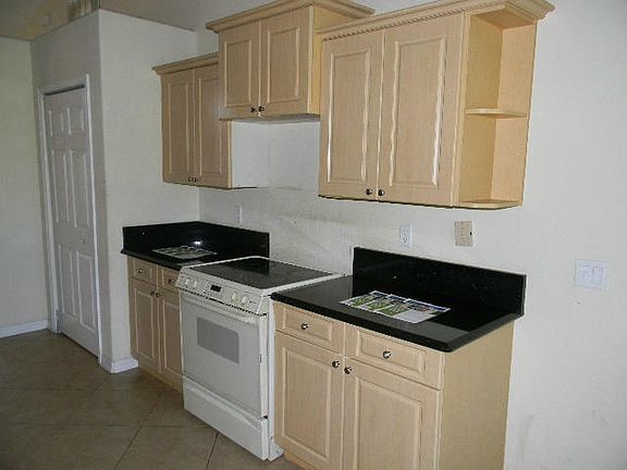 5th image of 843 SW Jaslo Ave
