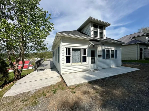 203 Anderson St, Galax, VA 24333
