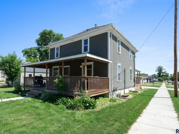 421 W 1st Ave, Lennox, SD 57039