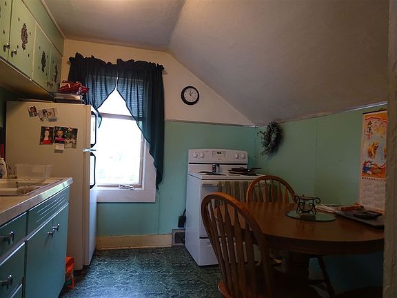 4th image of 220 E B St