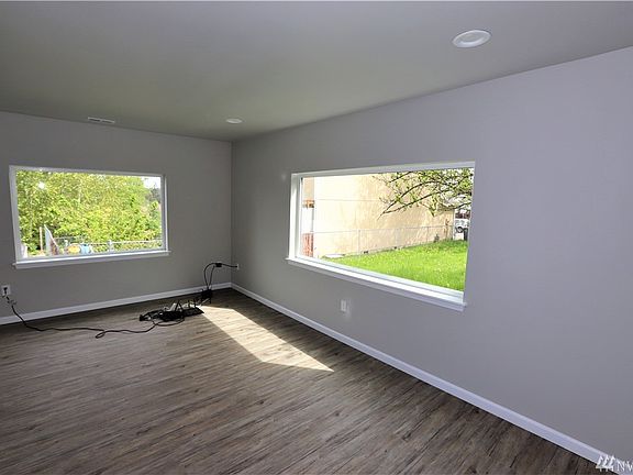 5th image of 1019 E 49th St