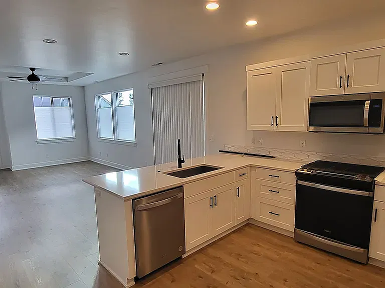3 bed, 1367 sqft, $2,300 — Photo 3