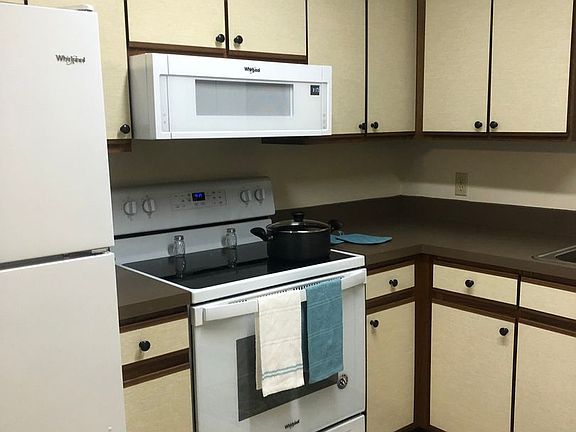 2nd image of 181 Maplewood Dr APT 8