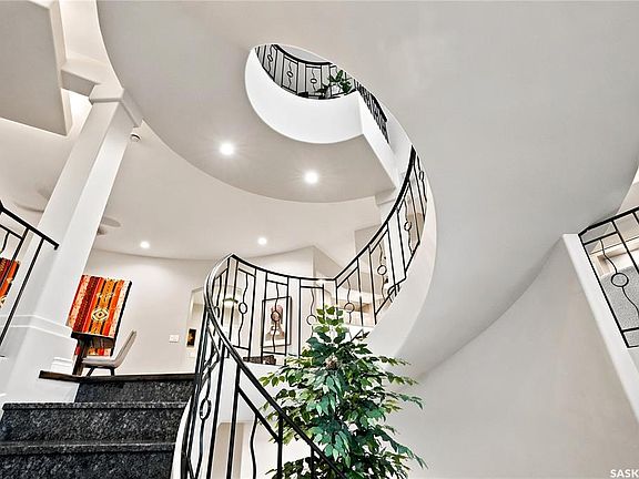 3rd image of 306 Saskatchewan CRESCENT E