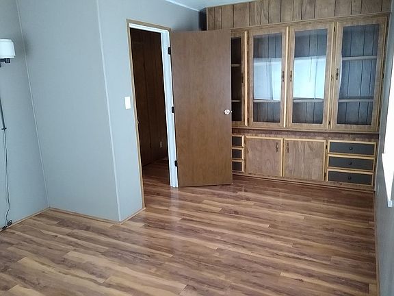 Lg Bedrm w/Built-ins