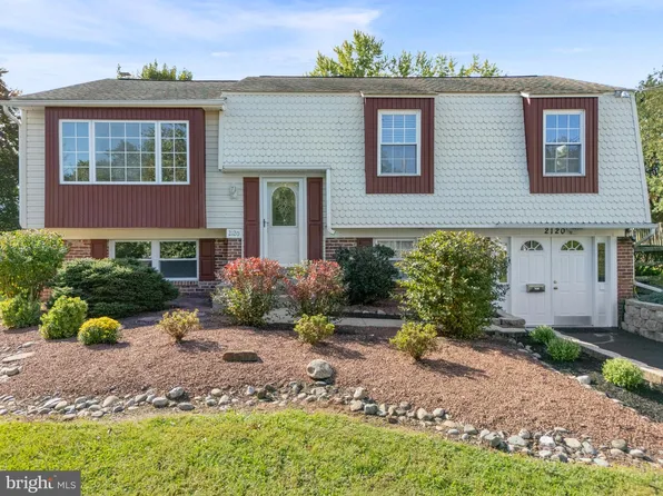 2120 Grey Horse Dr, Warrington, PA 18976