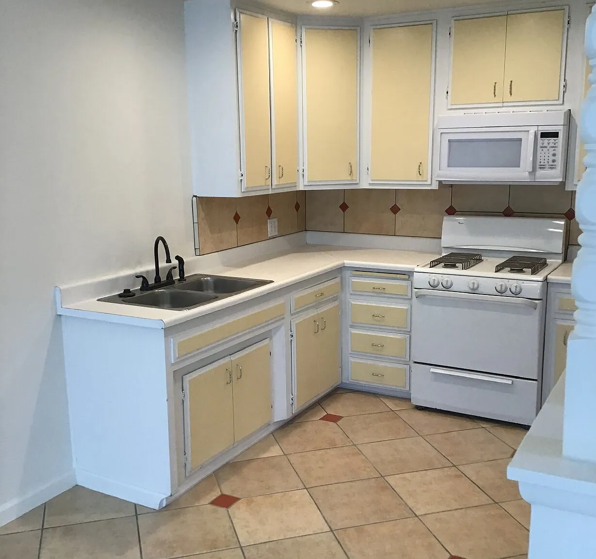 2 bed, 1.0 bath, 832 sqft, $1,595 — Photo 3