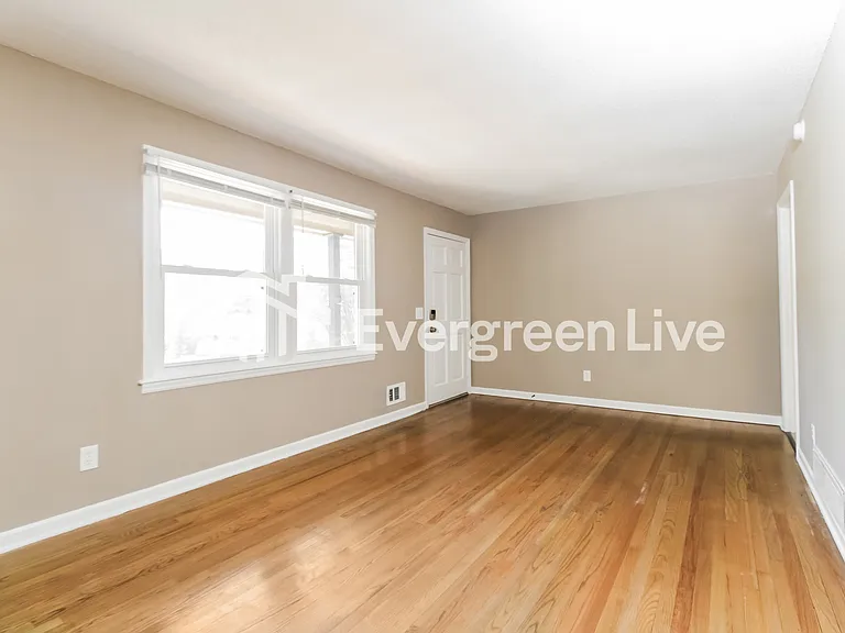 2021 Larchmont Dr — Photo 2
