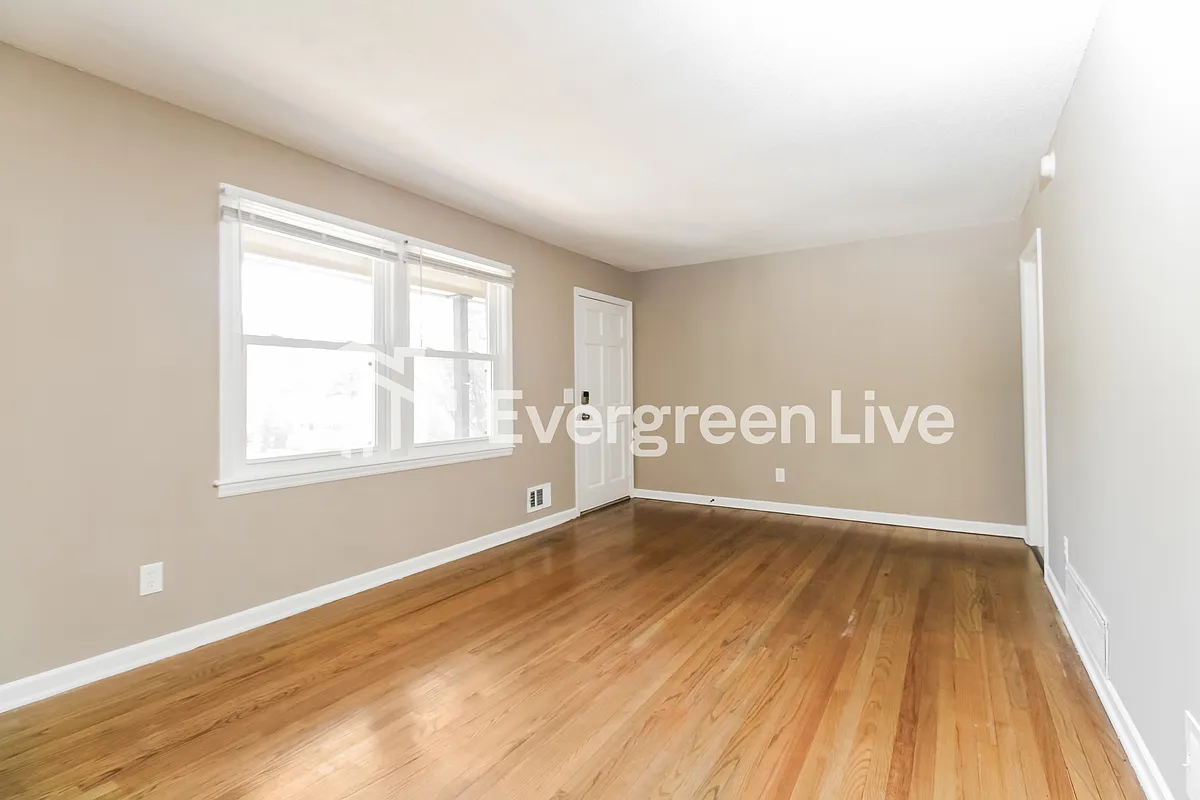 Building Photo - 2021 Larchmont Dr