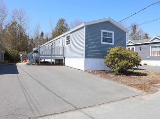6 Apple St, Dartmouth, NS B2W 4W2