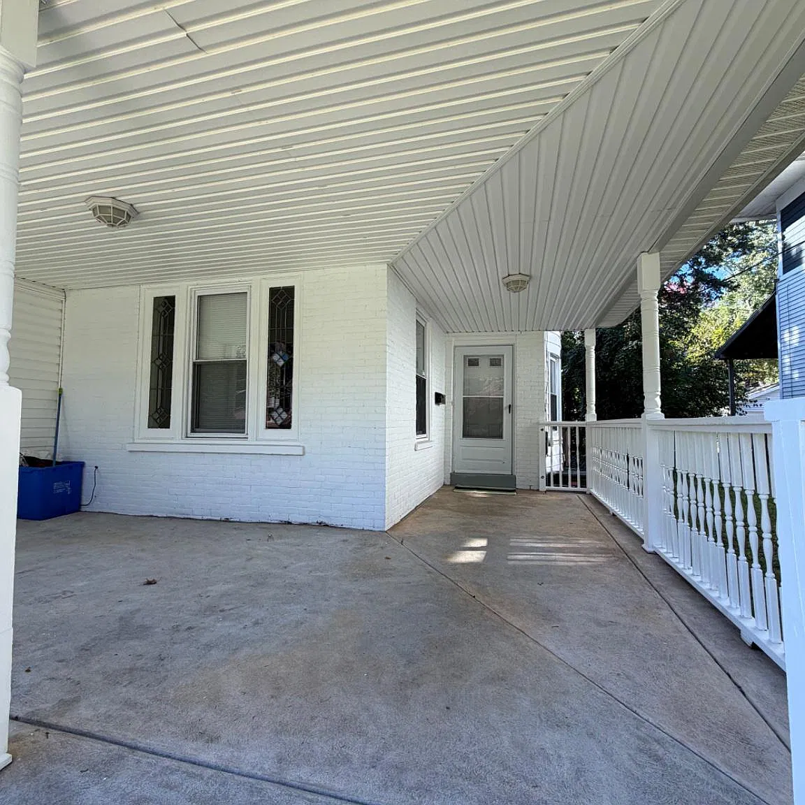 3 bed, 1.0 bath, 1216 sqft, $2,000 — Photo 2