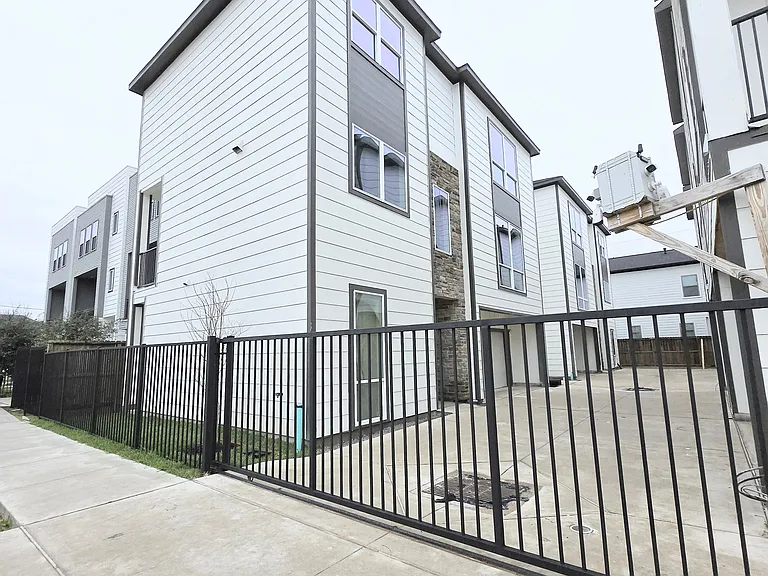 2706 Nagle St — Photo 5