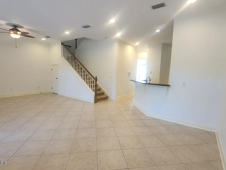 654 S Loop Pkwy — Photo 8