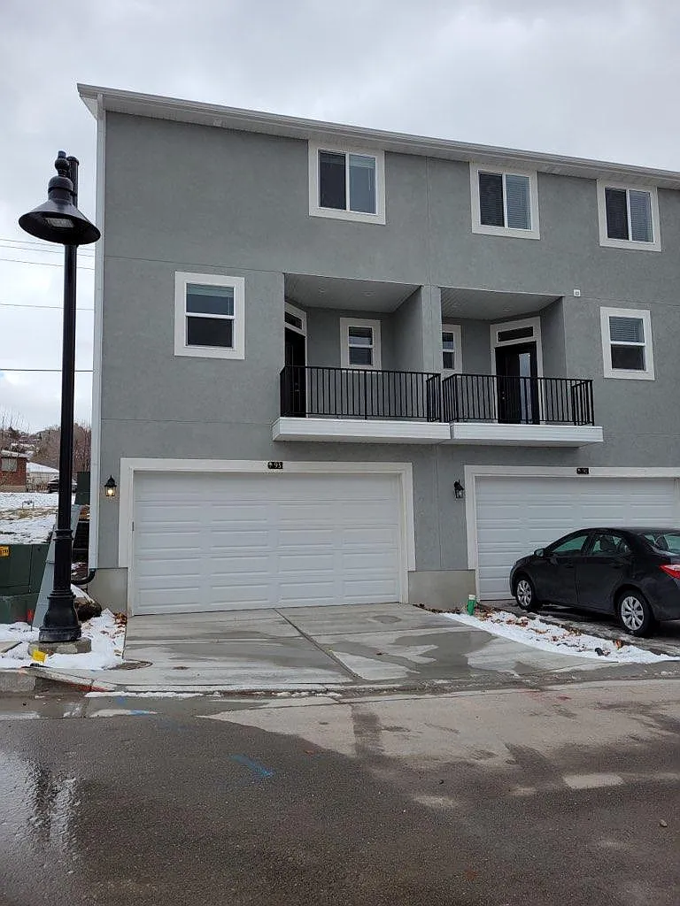 3 bed, 2.5 bath, 1667 sqft, $2,475 — Photo 2