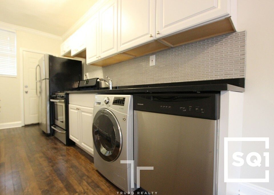 2nd image of 724 W Roscoe St #726-3N