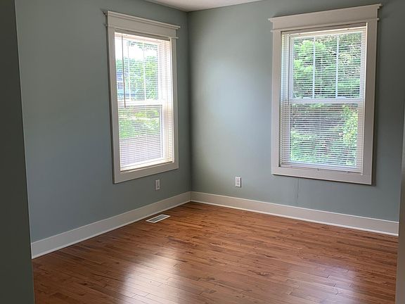 5th image of 1345 Cambridge Dr SE