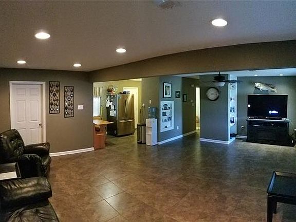 3rd image of 18 Davenport St