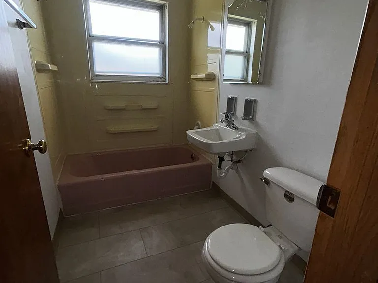 2410 W Howard Ave — Photo 5