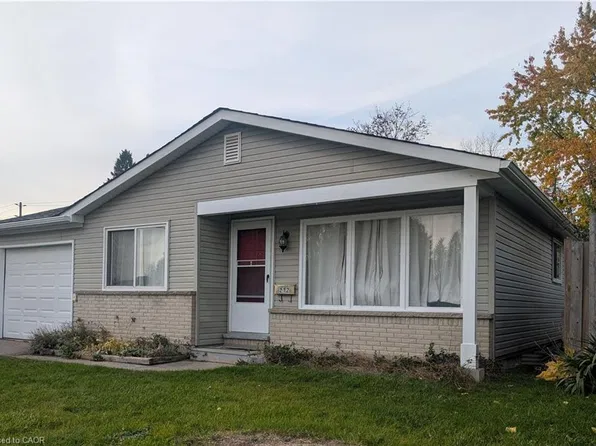 212 Huntingdon Cres, Waterloo, ON N2L 4P9
