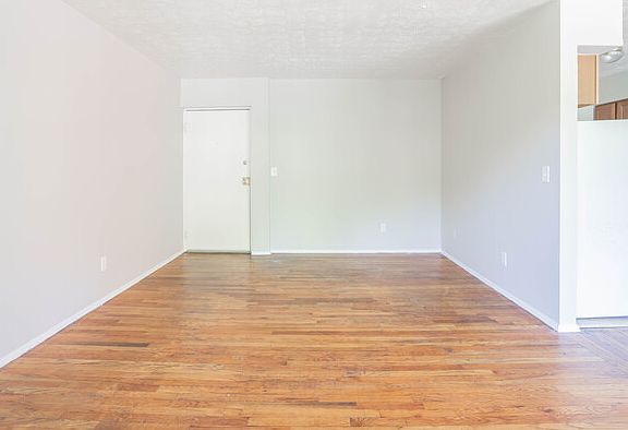 3rd image of 4605 Vendome Pl #10