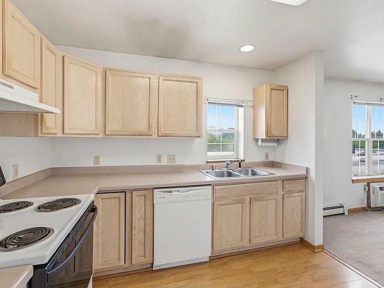 1425 Ellis Ave — Photo 2