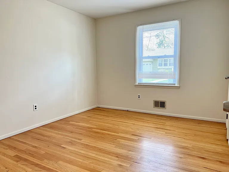 944 Longboat Ave — Photo 11