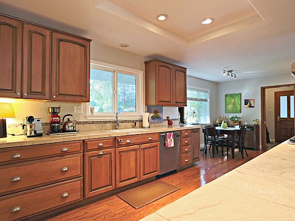 4th image of 450 Gaylord Ct