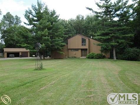 Front with Detached Garage.JPG