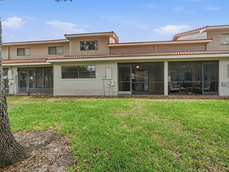 7528 Fenwick Cove Ln — Photo 33