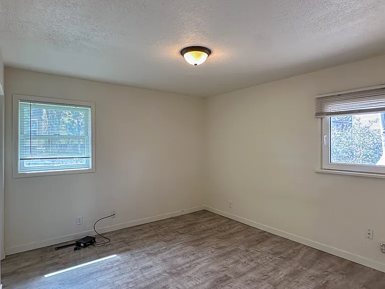 305 1/2 SE Jackson St #A — Photo 9