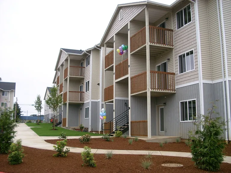 Ellendale Manor Apartments — Photo 4