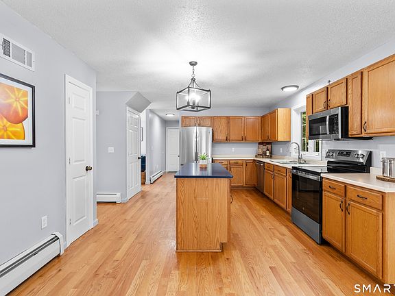 4th image of 264 Trumbull Highway