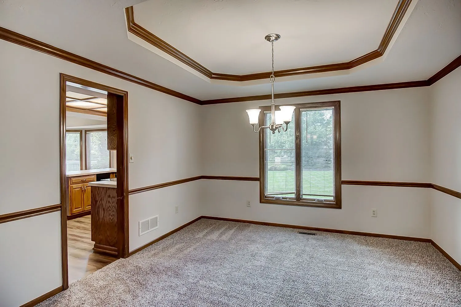 4 bed, 2.5 bath, 2573 sqft, $3,000 — Photo 3