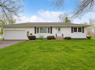 913 E 2nd St, Vinton, IA 52349