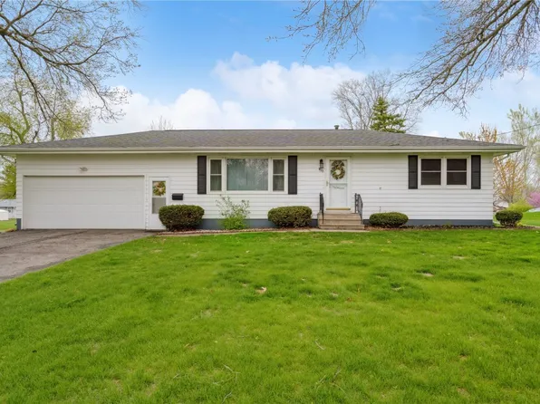 913 E 2nd St, Vinton, IA 52349