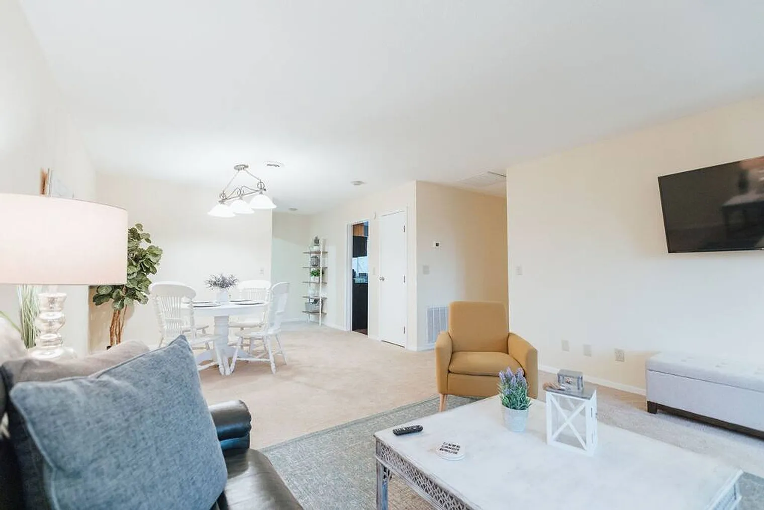 2 bed, 1.0 bath, 1194 sqft, $3,633 — Photo 3