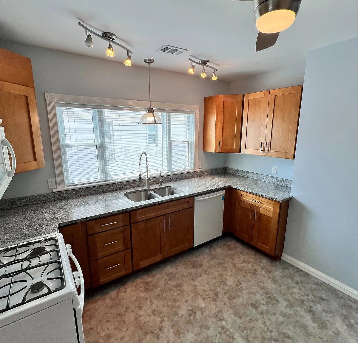 2 bed, 1.0 bath, $1,400 — Photo 3