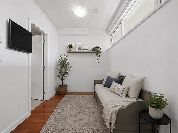 5th image of 2055 Yukon St #306