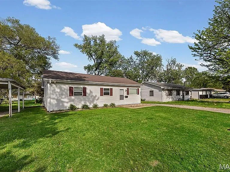 3 bed, 1.0 bath, $1,350 — Photo 2
