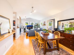 1528 Bowser Ave #303, North Vancouver, BC V7P2Y3