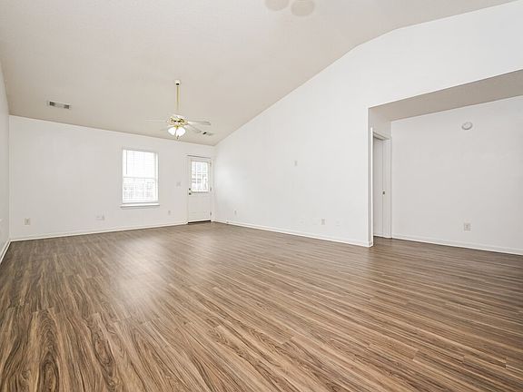 4th image of 2167 Red Oak Cir