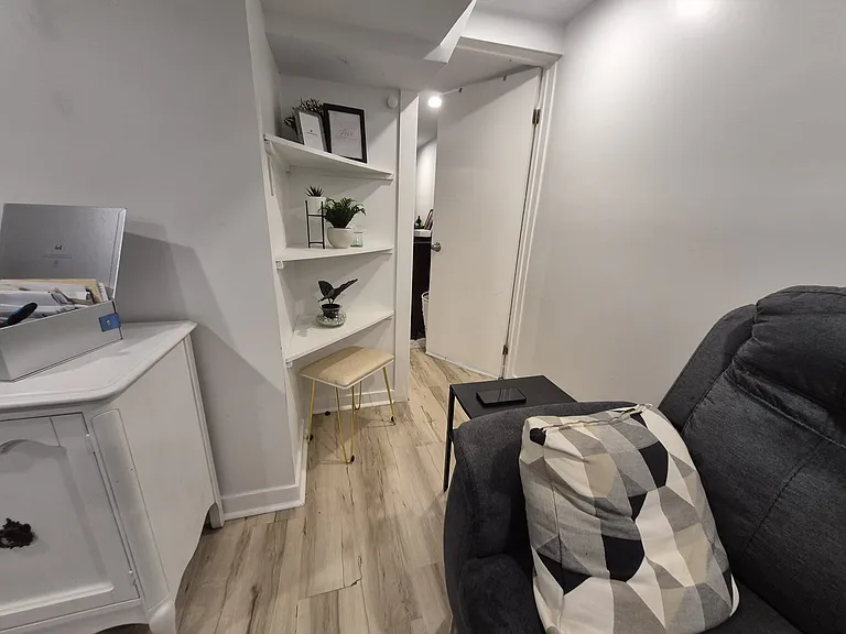1191 Woodbine Ave #BASEMENT — Photo 9
