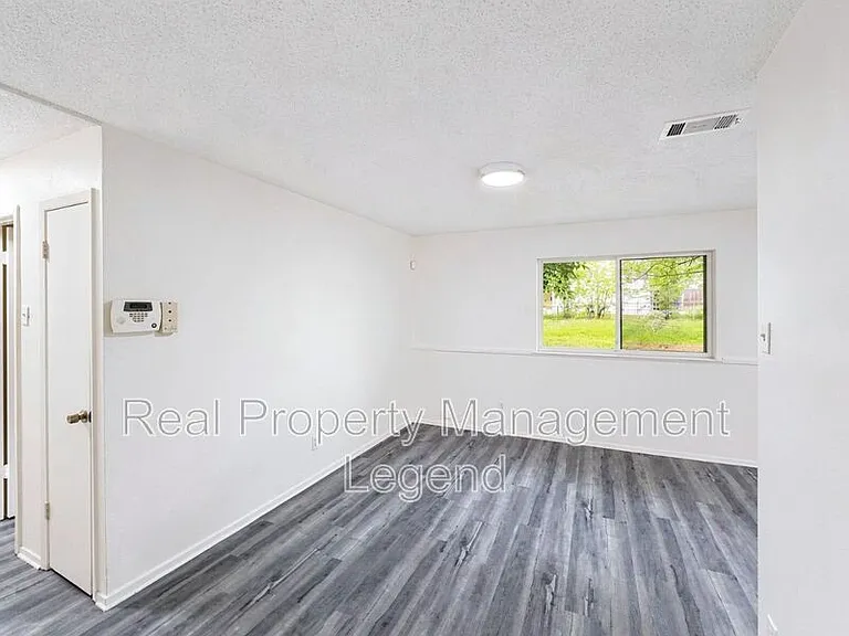 1021 Irene Dr — Photo 8