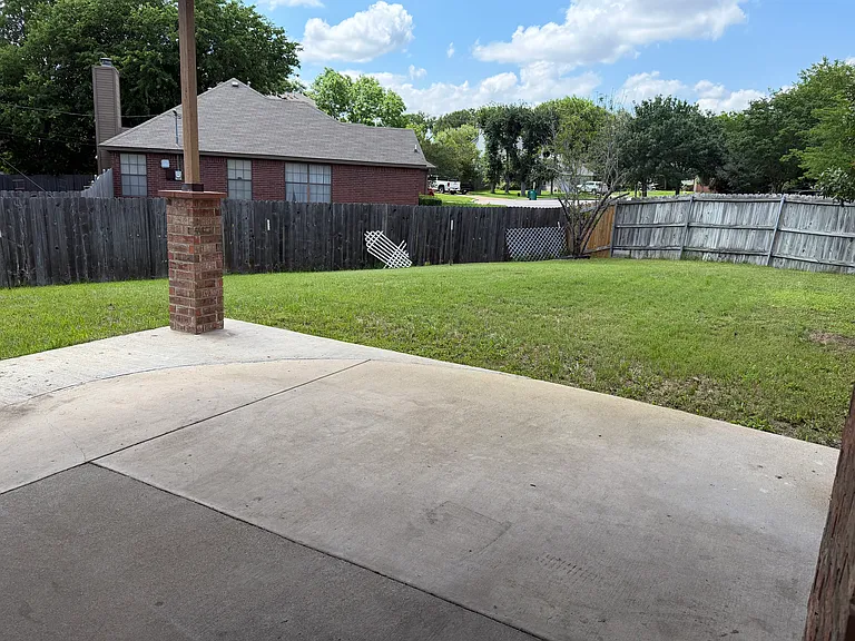 2208 Illinois Dr — Photo 21