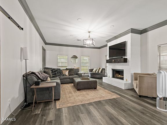 5th image of 109 Hermitage Ave