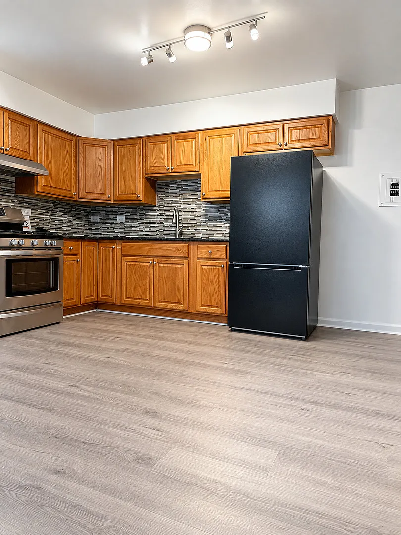 929 S Oak Park Ave — Photo 2