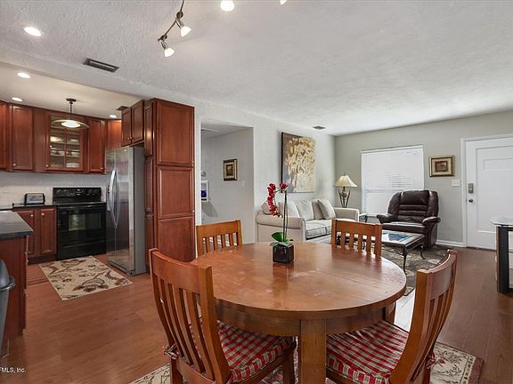 3rd image of 6115 Lawrenceville Cir
