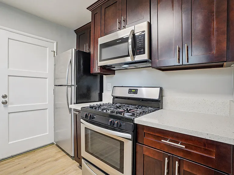 Hollypark Knolls Apartments — Photo 20
